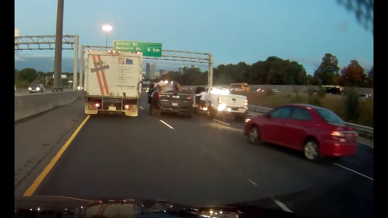 Toronto tow trucks rushing to the scene - YouTube