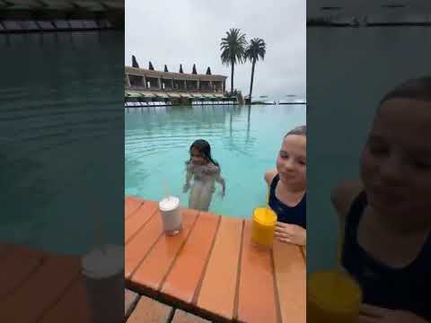 Đón xem khả năng bơi lội tuyệt vời cùng Sophia