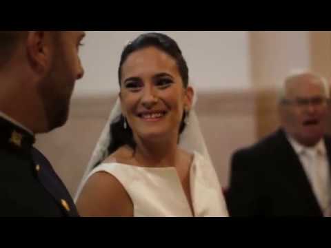 Padre canta a su hija en el altar