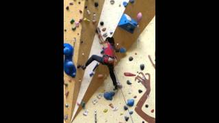 Lead climbing in de Klimmuur Amsterdam centraal