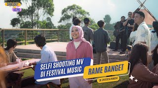 Download Lagu Selfi Shooting MV di Festival Musik. Rame Banget! | #DangdutKepo MP3