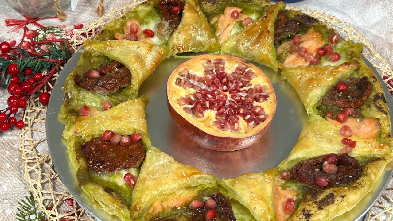 Corona de hojaldre de pesto, tomate seco, salmón ahumado y mozzarella | Estrella de Navidad 👑🎄