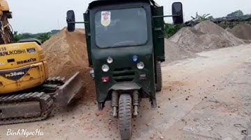 Máy xúc múc sỏi lên công nông ba bánh