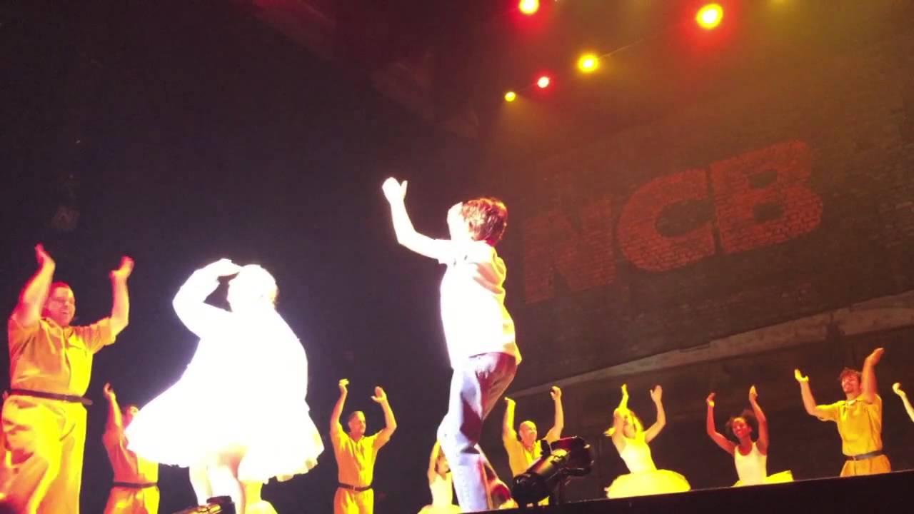 Billy Elliot De Musical: Finale (Samuel Beau Reurekas als Billy)