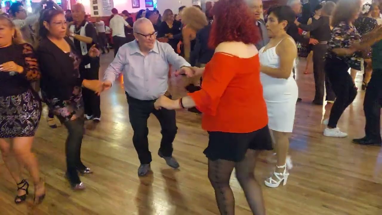 Alfonso y su compadre bailando hasta con tres  domingo 28 de diciembre 2025