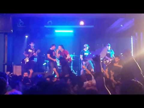 2 Minutos - Otra Mujer (vivo @ Kop Town, Asunción 08/03/2014)