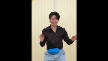 Heechul crazily shaking his hips and Siwon bouncing his body 😂😂 #superjunior #siwon #heechul