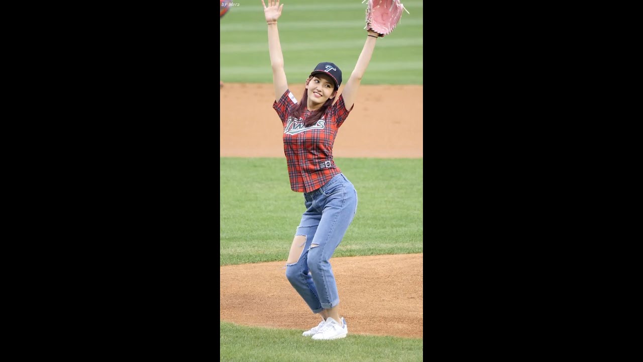 160723 아이오아이 (I.O.I) - 시구,시타 Pitch the First Ball  [전소미,임나영] Somi, NaYoung 직캠 Fancam (잠실야구장) by Mera