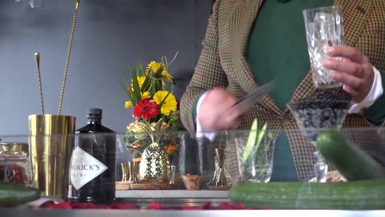 Hendrick's gin tonic maken met deze verhouding. YouTube