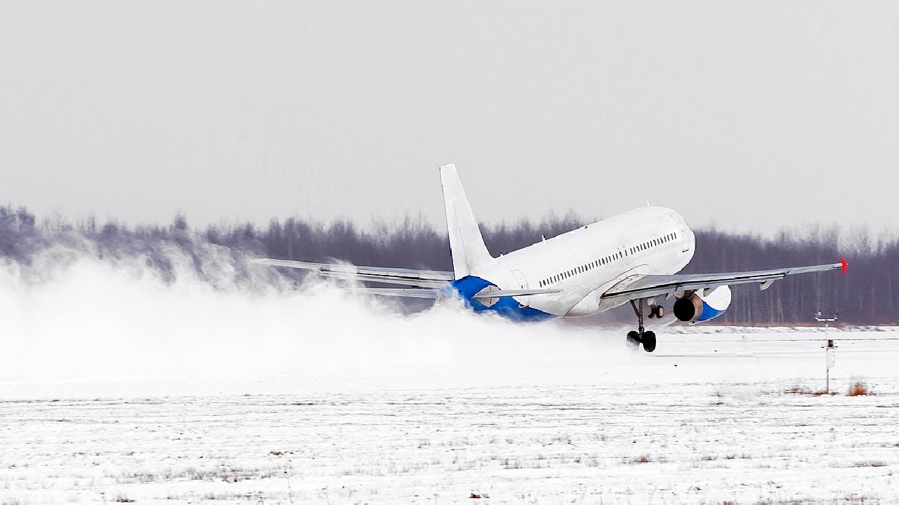 Из-за резких морозов и метелей аэропорт Казахстана перевели на зимний режим работы