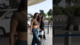 Disha Patanis Effortless Airport Style Rocking Jeans And Top With Super Fitness .