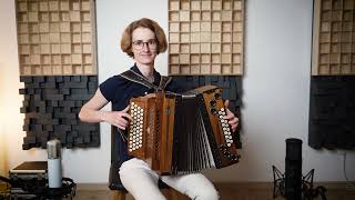 Barfuß durch die Welt mit Celia | Steirische Harmonika