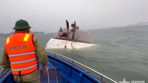 Lật tàu du lịch trên Vịnh Hạ Long: Bộ đội Biên phòng tỉnh Quảng Ninh khẩn trương cứu tàu