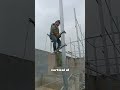 Soldador sube viga sin usar una escalera, usa un gato