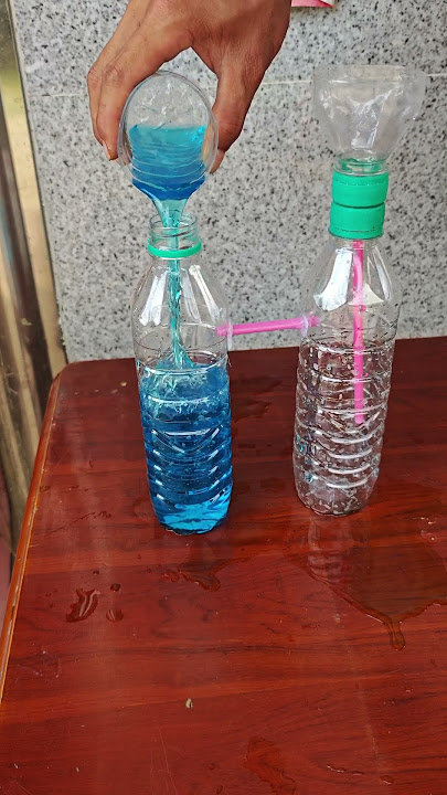 Experiência de drenagem de garrafas de plástico Processode visualização de drenagem por pressãode