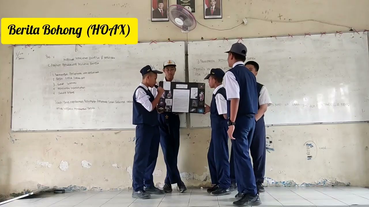 Presentasi Hasil Karya Poster Dampak Sosial Informatika (DSI) Murid Kelas 8.7...