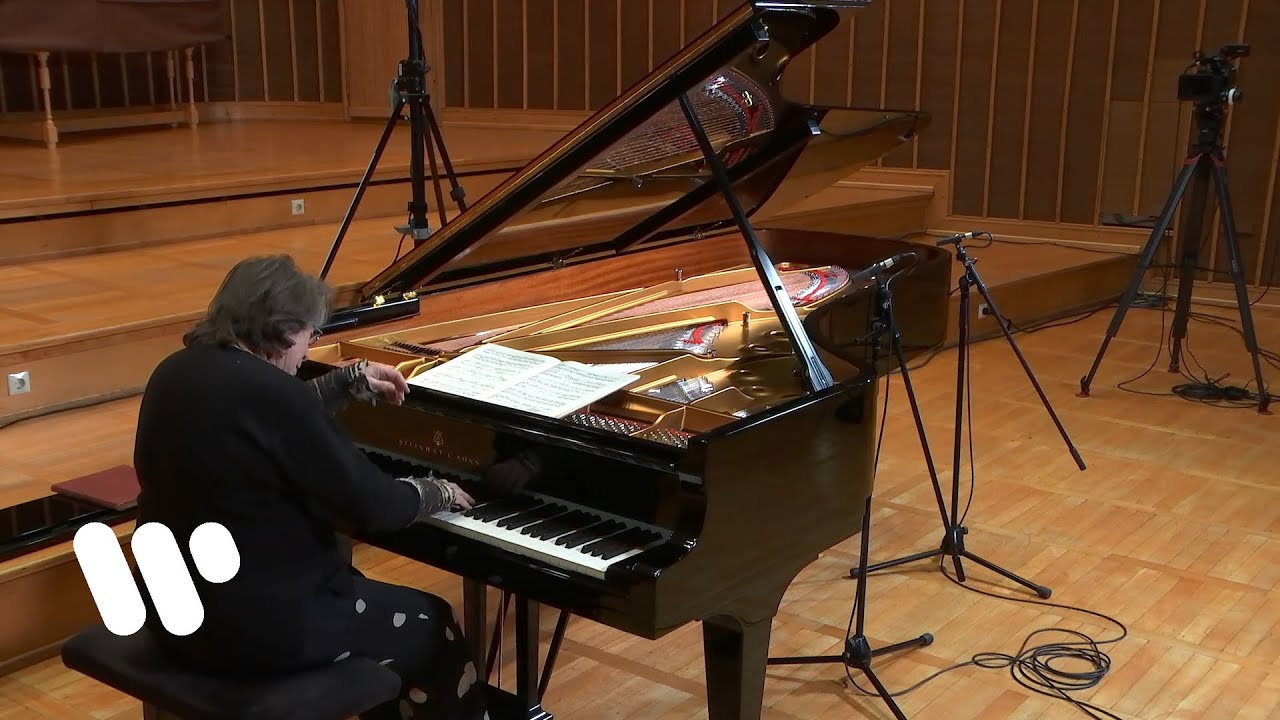 Elisabeth Leonskaja plays Mozart: Piano Sonata No. 6 in D Major, K. 284: II. Rondeau en polonaise