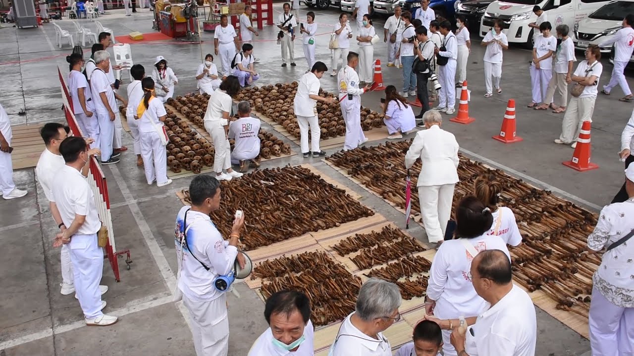 นักแสวงบุญ ร่วมพิธีล้างทำความสะอาดกระดูกไร้ญาติ  ในงานมหากุศลเก็บศพไร้ญาติครั้งที่ 7