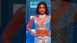 Chammak Challo Remix Full Screen Whatsapp Status Shriya Saran Hot Look