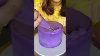 Piping a beautiful shell border in purple 💜 #cake #cakedecorating #piping