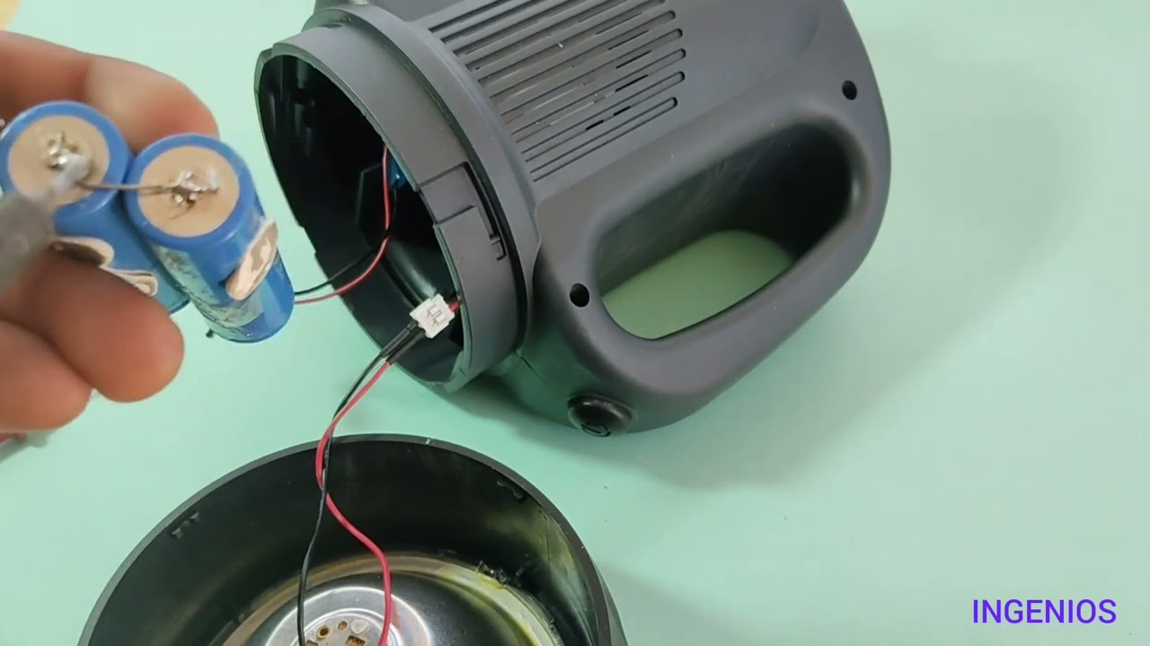 Como cambiar batería muerta a una linterna