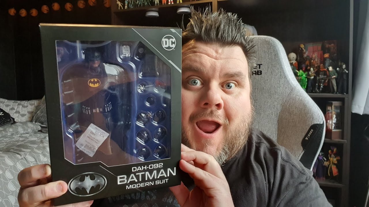 Batman (Modern Suit) Dynamic 8ction Heroes DAH-083 Beast Kingdom Action Figure Review