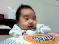 首をゆらゆら　生後３ヶ月の赤ちゃん　新生児