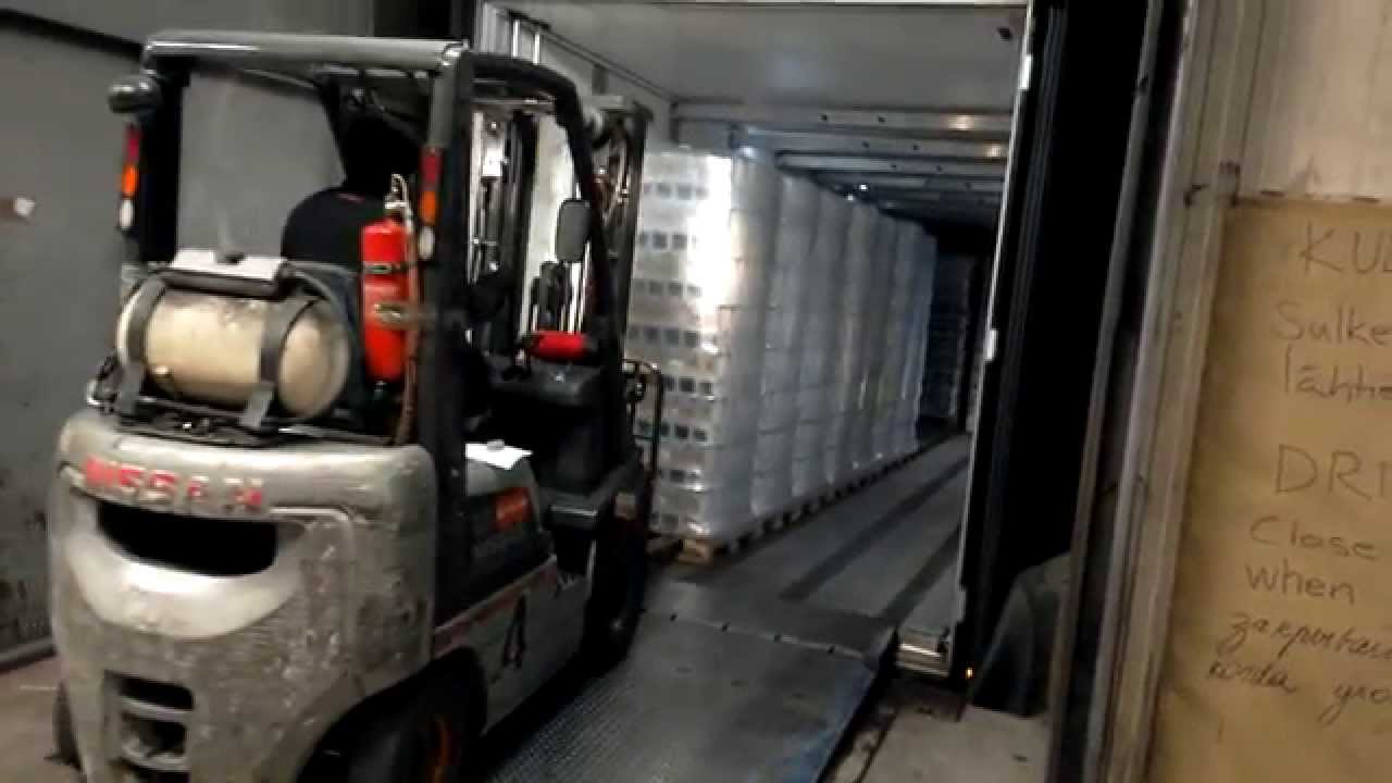 Загрузка фуры за 5 мин. (как в Финляндии заружают полуприцеп ))) - YouTube