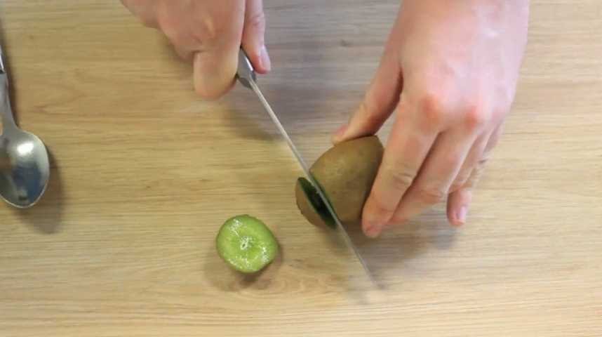 3 techniques pour peler un kiwi facilement 