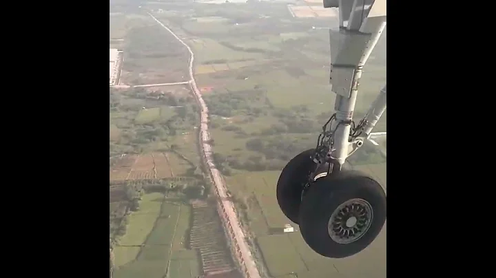 How landing Gear works? | Bombardier Dash Q400 Landing | Landing Gear | Amazing Landing | #shorts