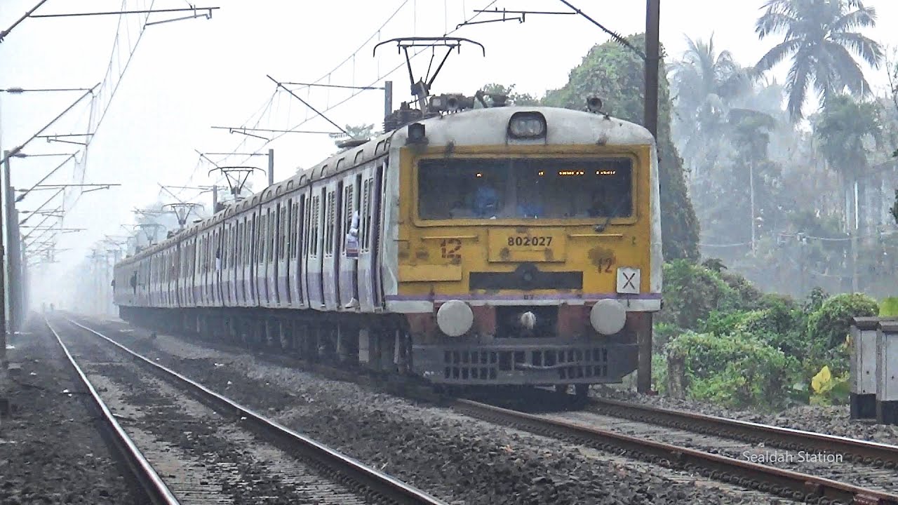 UP 31521/Sealdah-Shantipur Local Train entering Payradanga Railway station
