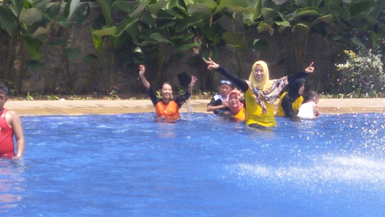 Cewek renang di Blessing Hills Family Resort & Hotel - YouTube