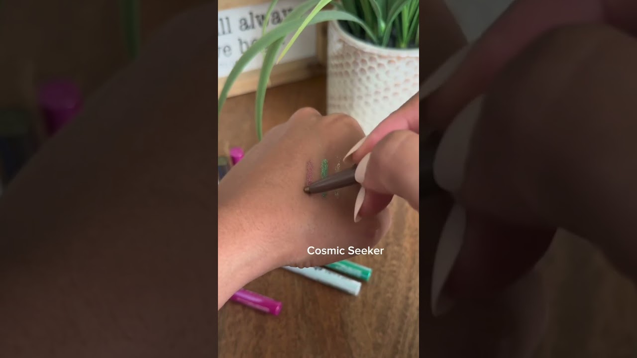 Chameleon Chrome Eyeliners are pigmented AND long-wearing 🌈✨