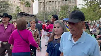Plaza de Armas. Domingo de baile. "Me pasas un resto"