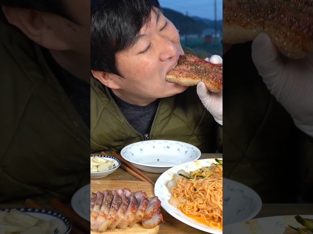 항아리로 훈제한 통삼겹살에 비빔면 후루룩! #먹방 #shorts #요리