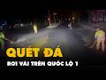 Tổ Cảnh sát giao thông cùng dân quét đá rơi vãi trên quốc lộ 1 trong đêm, cư dân mạng viral