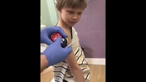 Прививки детям с BUZZY в клинике Фэнтези. Никакой боли и страха!