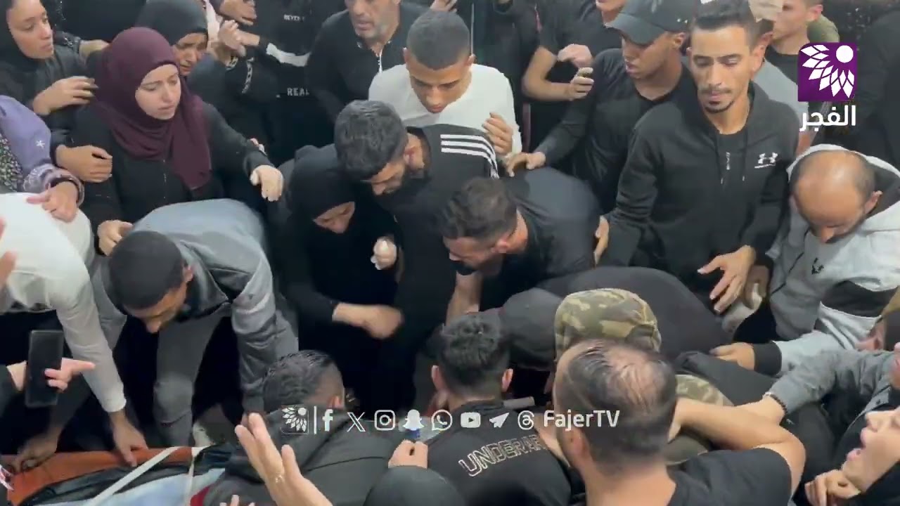 لحظات مؤثرة جداً من وداع الشهيد محمد حشاش في مخيم بلاطة شرق نابلس