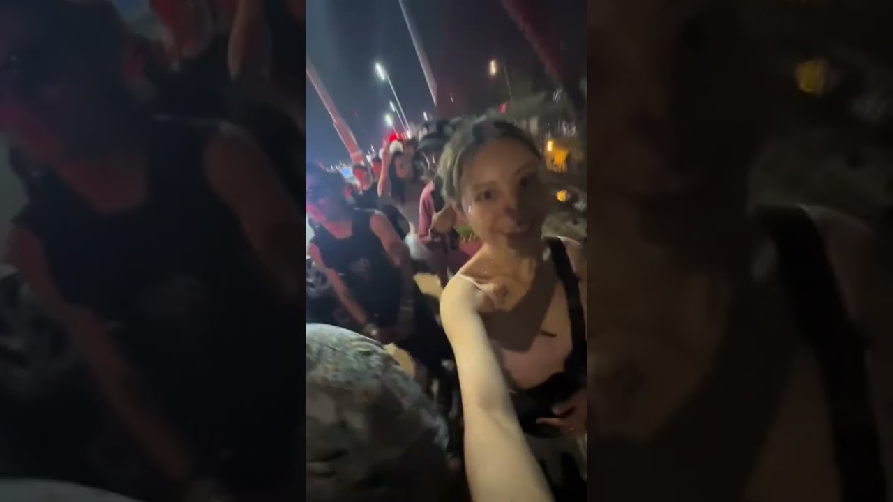 What are ppl in nyc waiting in line for? 