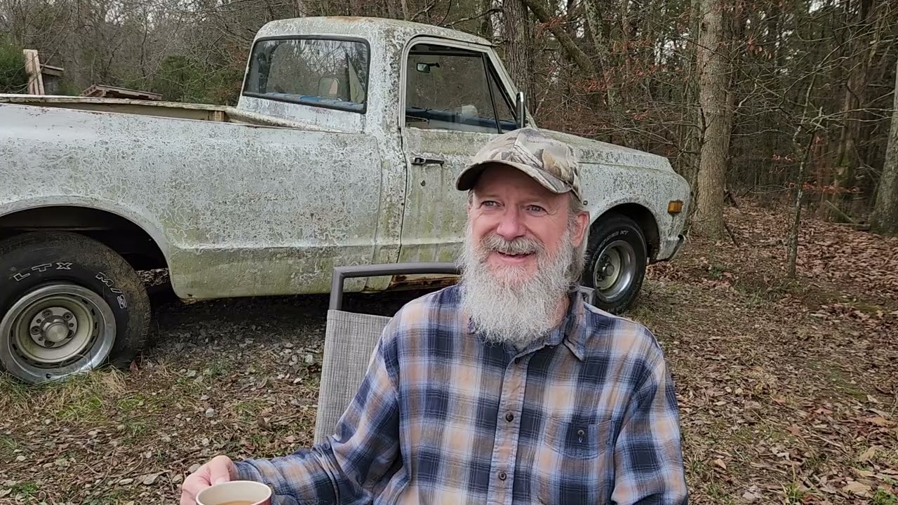 Старый пикап «Шевроле» — старый фермерский грузовик на ферме.