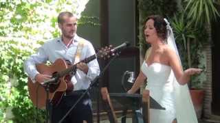 Carolina le canta a Cato en la boda. Bollullos par del Condado