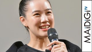 蒼井優、個性派ブラックワンピに“足袋ブーツ”　シンプル＆ハイセンスなモノトーンコーデ