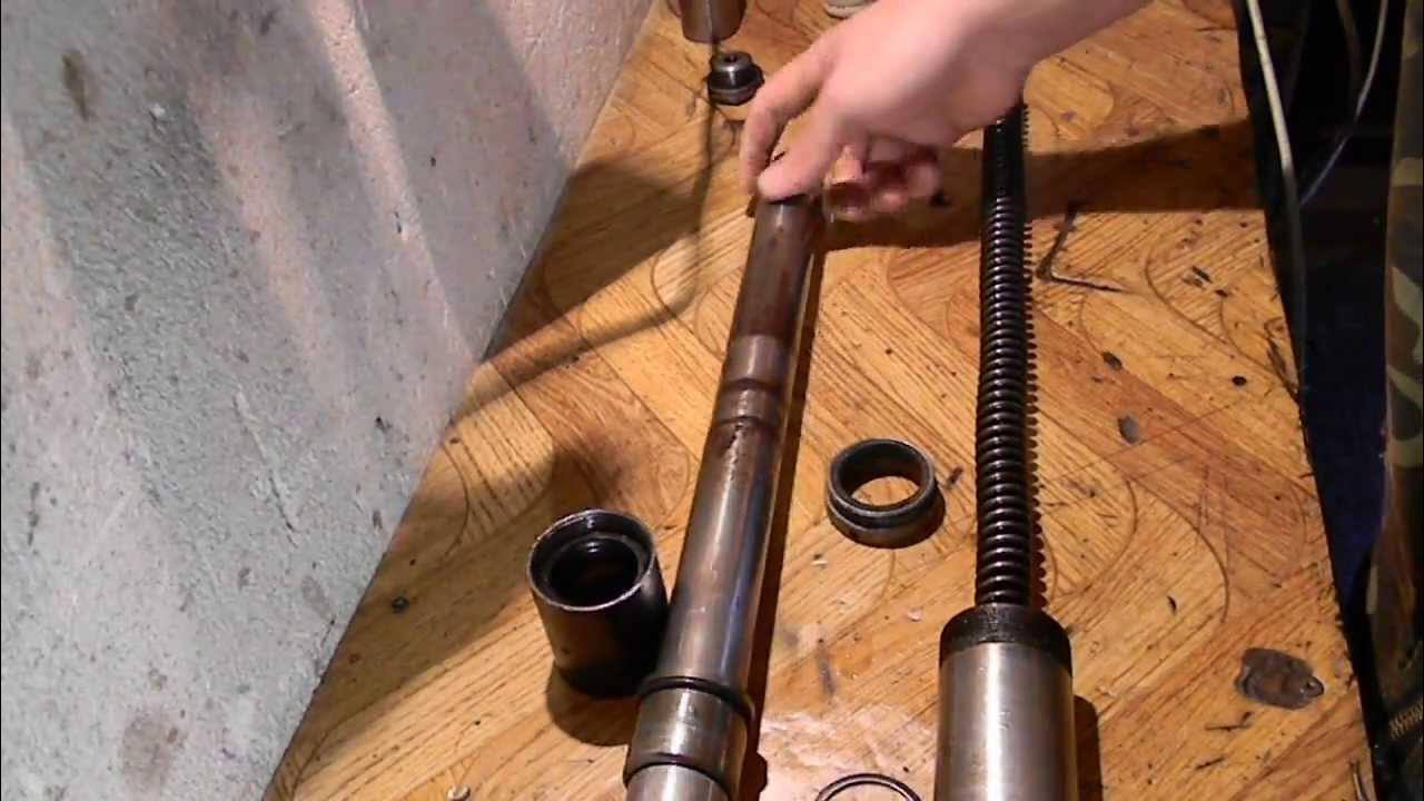 Вилка иж юпитер 5. Разборка вилки мотоцикла. Переборка вилки мотоцикла honda crm250ar. Разборка вилки мотоцикла. Пятка вилки мотоцикла.