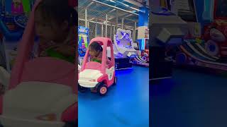 Lái Xe Ô Tô Màu Hồng Hài Hước Trong Khu Vui Chơi