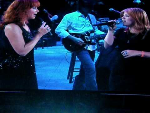 Reba McEntire and Kelly Clarkson in Knoxville TN