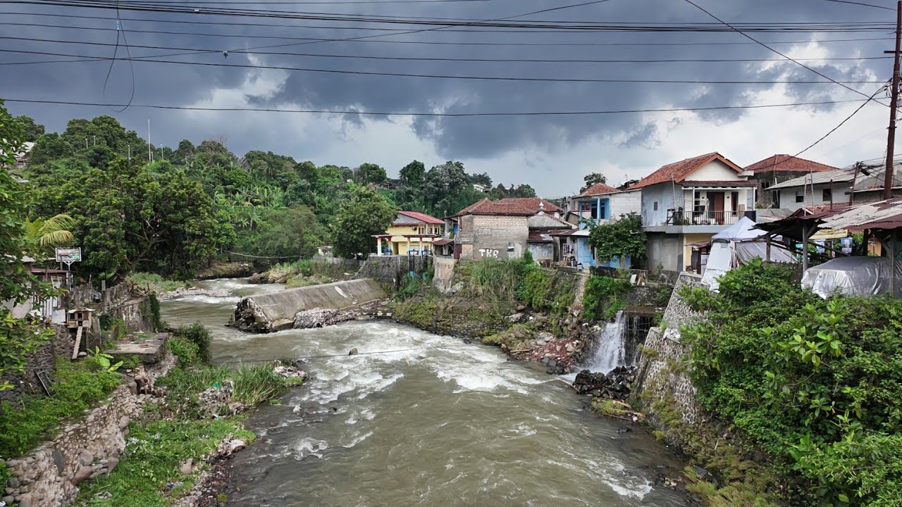 Terjebak Hujan Saat Explore Pemukiman Lebak Pilar Bogor | Walking Experience