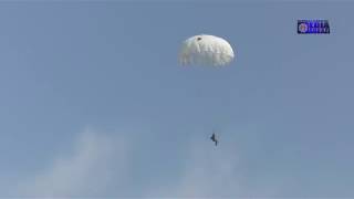 Parashyut surati bilan yalangoch qiz