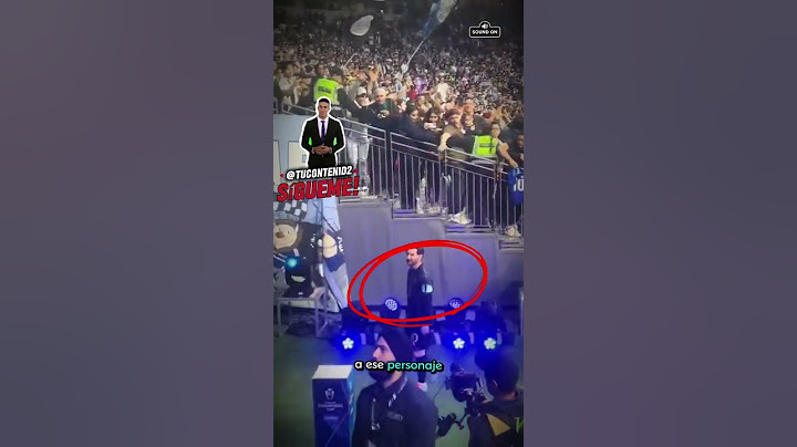 Hincha muestra camiseta de CR7 a Messi
