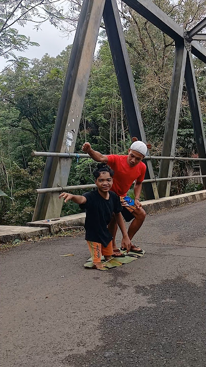 TERBANG KE ANGKASA PAKE DAUN PISANG