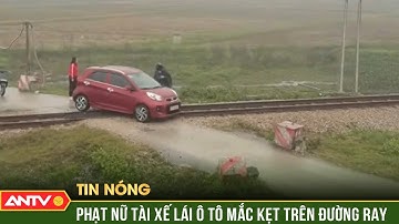 Nữ tài xế cố chấp lái ô tô trên đường ray khiến tàu phải phanh gấp | ANTV